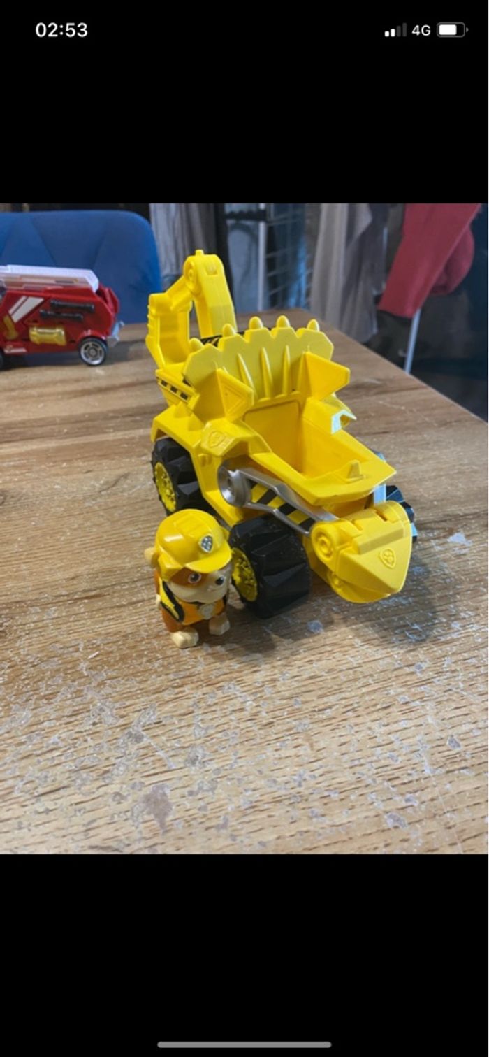 Véhicule + personnage paw patrol