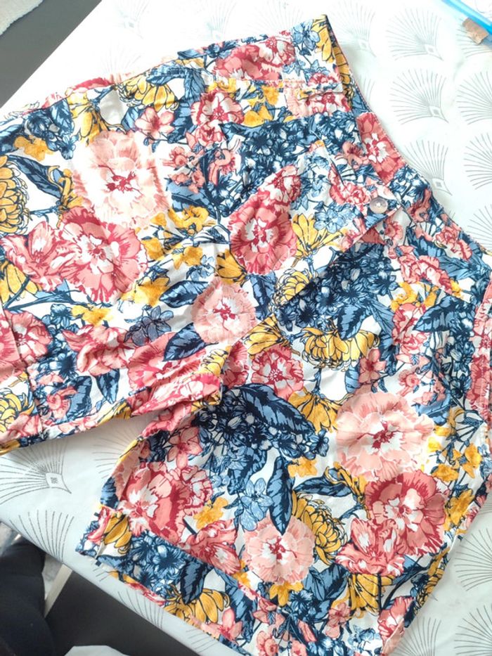 Short fleuri taille haute