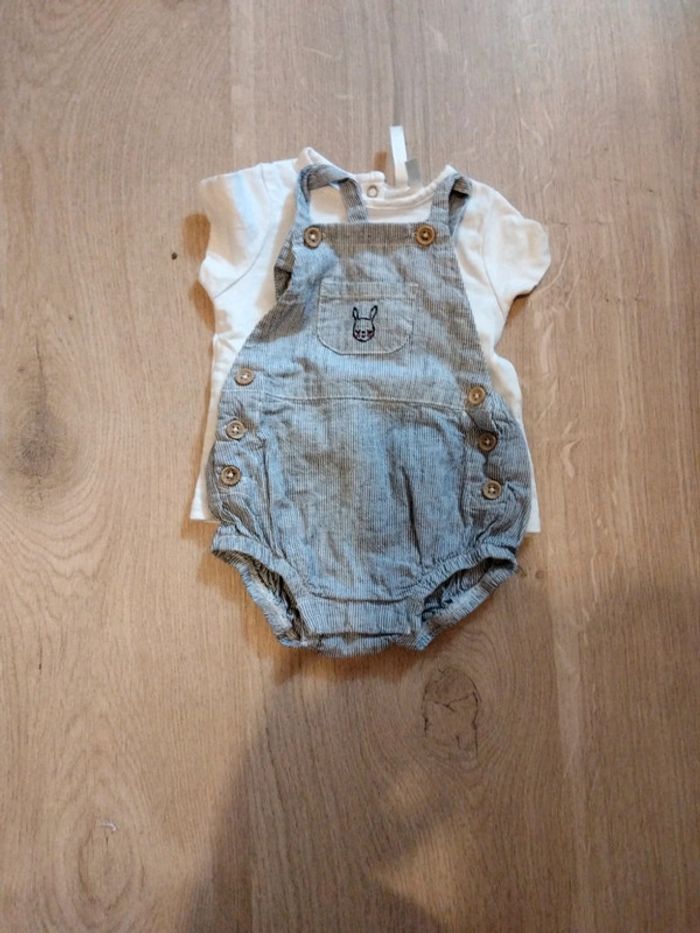 Ensemble salopette short et tee shirt