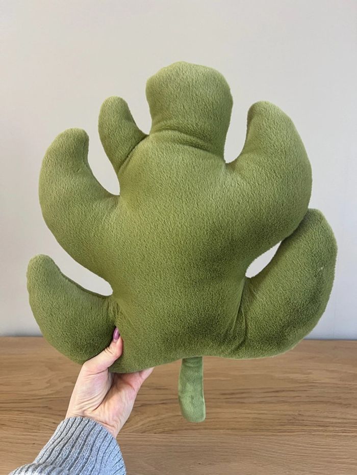 Peluche / oreiller en forme de feuille - photo numéro 3