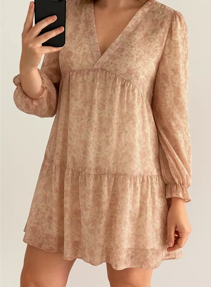 Robe légère fleurie, volant