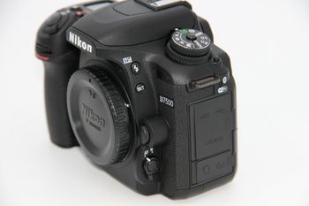 Nikon D7500