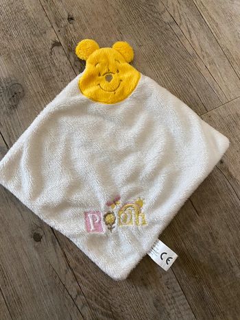 Doudou plat mouchoir tête de Winnie pooh cartoon club