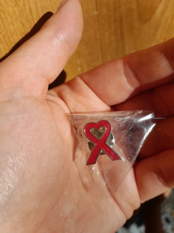 Pins broche ruban rouge cancer soutien - photo numéro 2