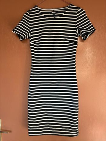 Robe noir rayé blanc, taille 34