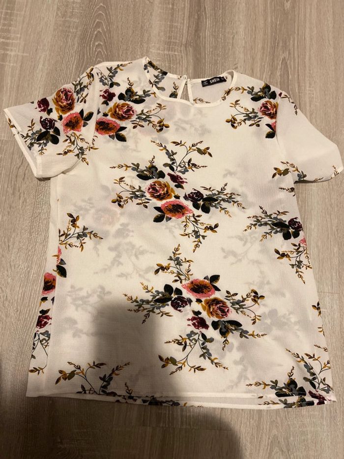 T shirt shein blanc écru à fleurs