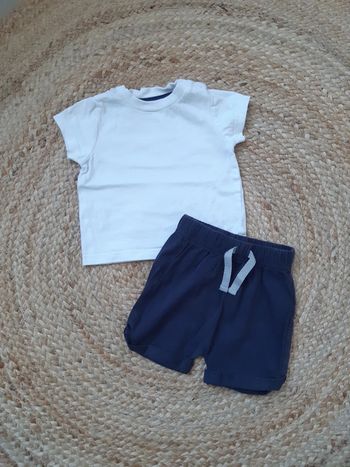 Tenue tee shirt blanc et short