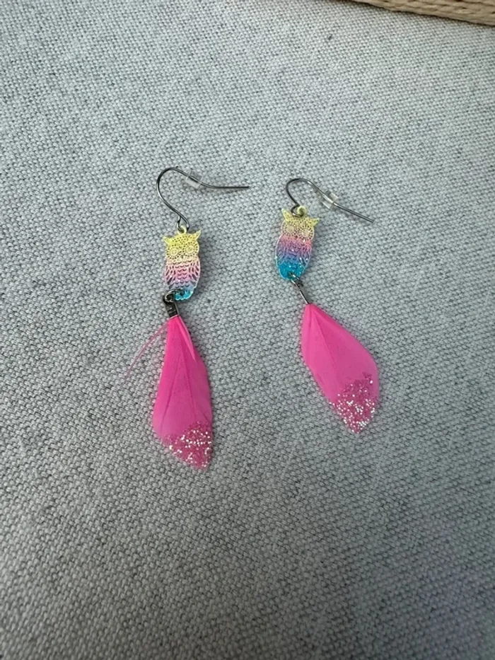 Boucles d'oreilles hiboux et plume rose - photo numéro 2