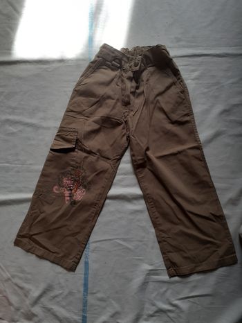 Pantalon léger marron motif rose
