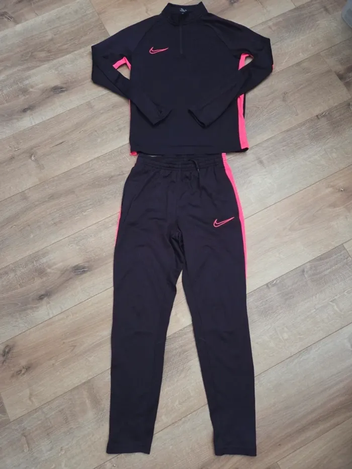 Jogging Nike  haut 128.137cm bas 137.147cm