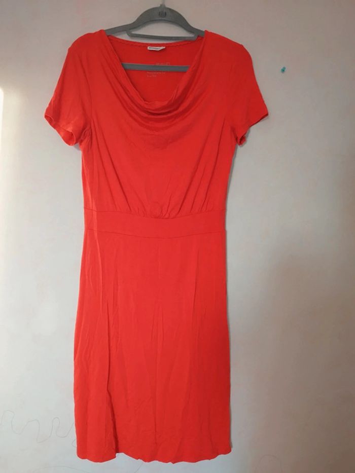 Robe élégante et sobre - photo numéro 4