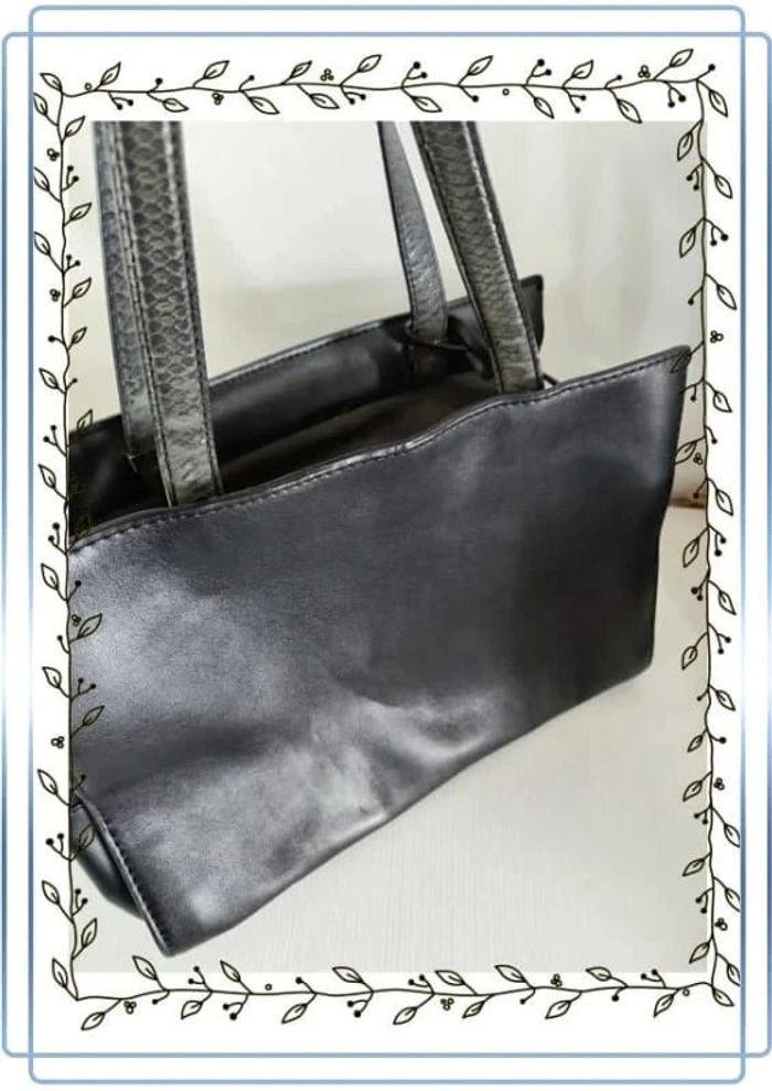 Sac à main Guess, usé dans les coins et quelques autres petits défauts, 33x20cm - photo numéro 2