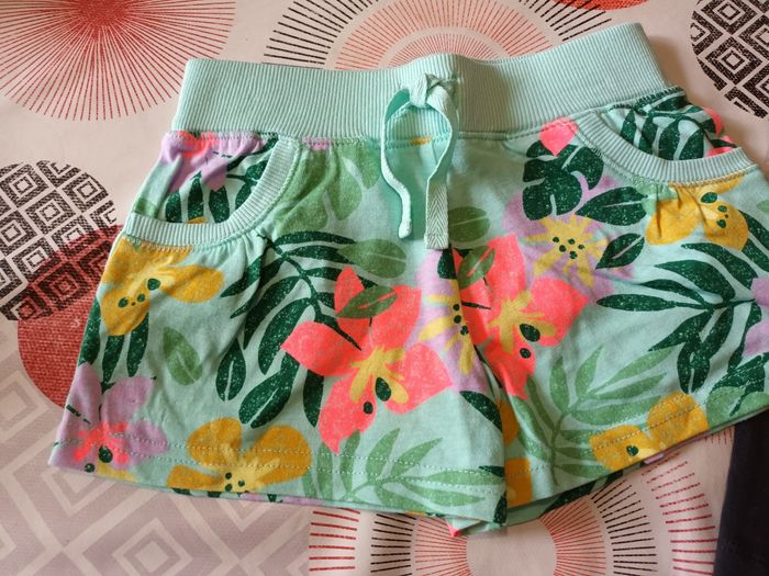 Lot 2 shorts élastiques Neuf taille 4 ans 👧 - photo numéro 2