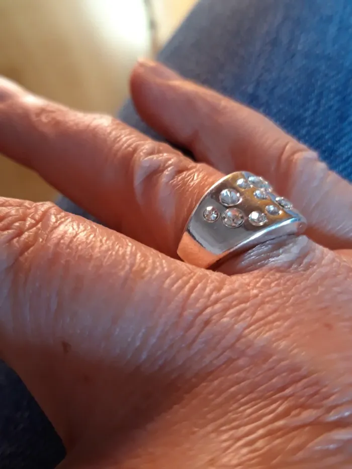 Bague fantaisie avec strass ajustable - photo numéro 2