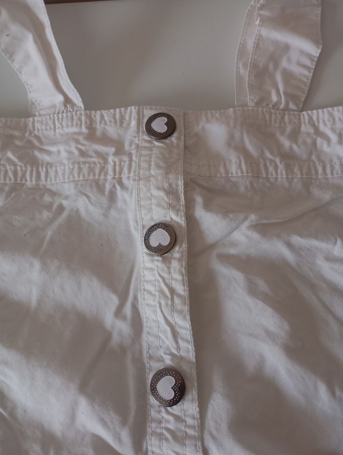 Robe coton blanc. 8 ans . Boutons pressions cœur. Larges bretelles. NKY.. Très bon état - photo numéro 6
