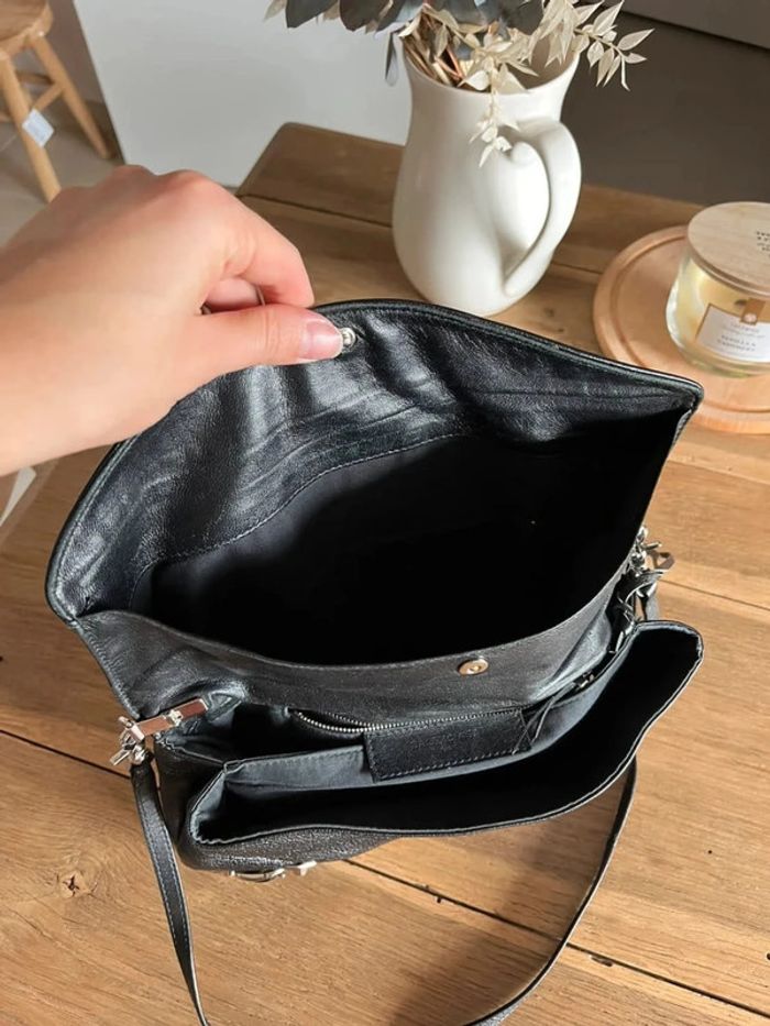 Sac enveloppe Balenciaga en cuir noir - photo numéro 8