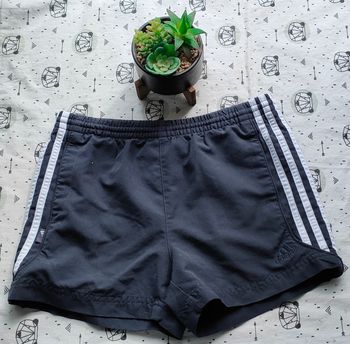 Short Adidas taille 8 ans