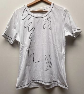 Teeshirt manches courtes blanc avec broderies noires et motifs gris
