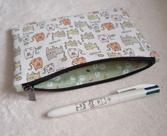 Trousse plate en similicuir petis chats - photo numéro 2