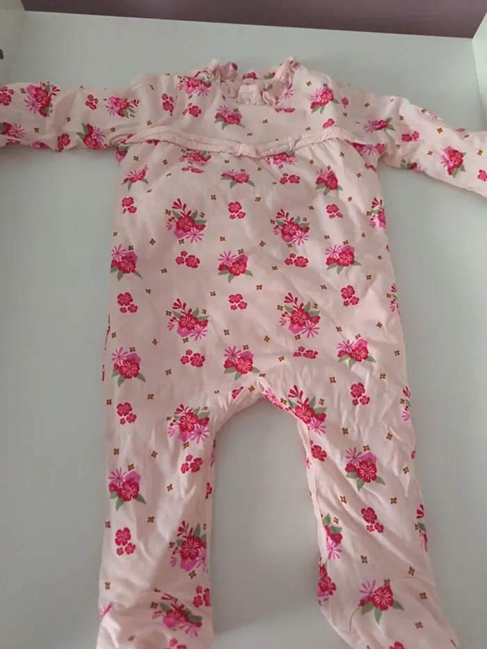 Pyjama 1 piece. Dpam 9 mois
