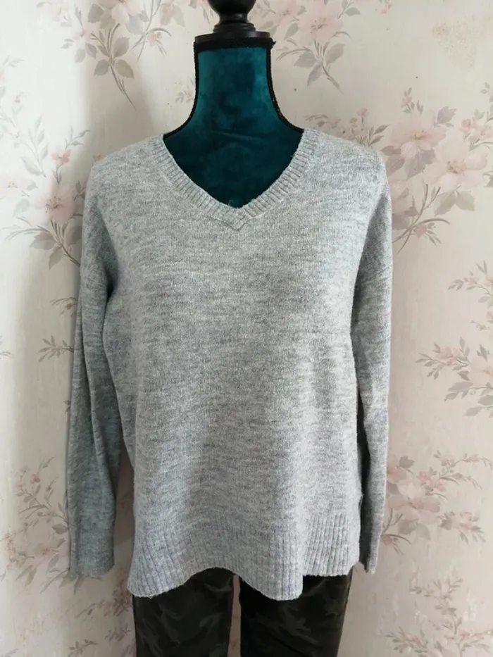 Pull gris col v avec détails côtelés aux manches et col / up 2 fashion / (M) - photo numéro 2