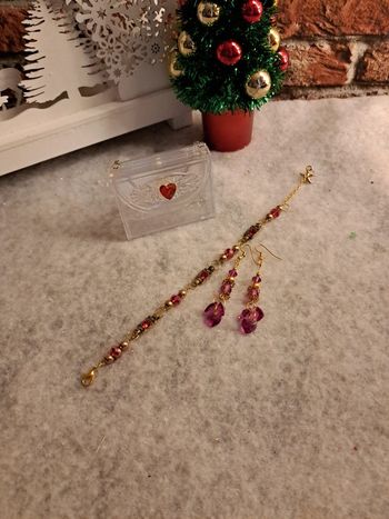 Bracelet rouge et doré avec boucles d'oreilles cœurs en verre rose