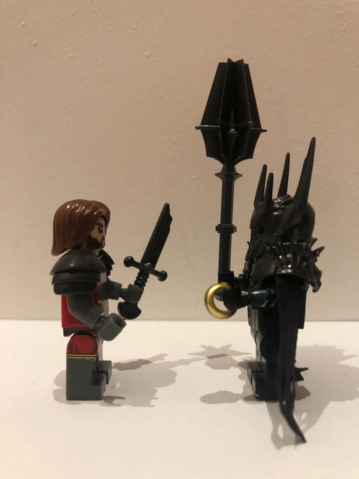 Figurine type lego Sauron avec l’anneau de pouvoir et Izildur. le seigneur des anneaux - photo numéro 3