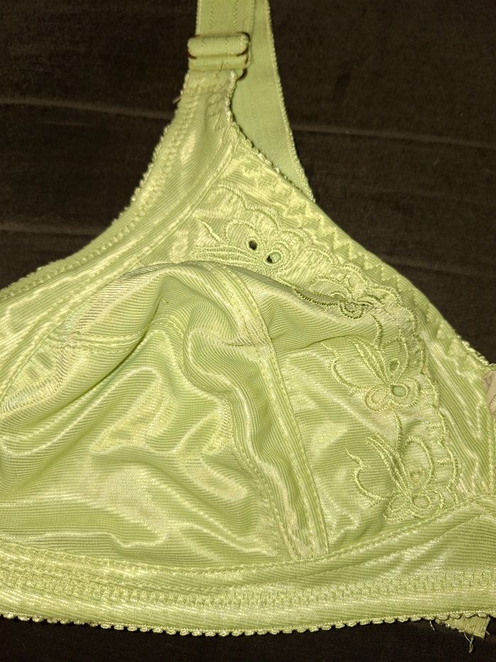 Soutien-gorge vintage vert amande – Broderies fleurs – Taille 110E (FR) - photo numéro 2