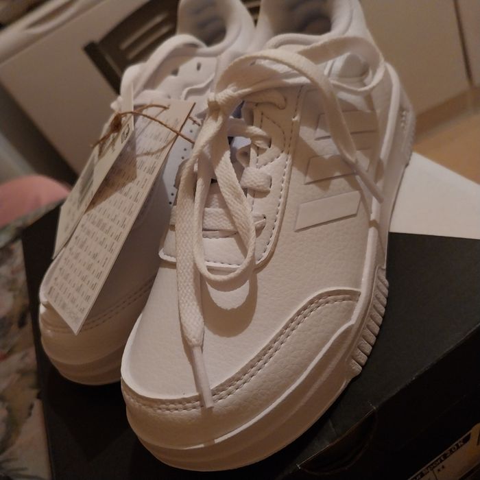 Baskets adidas tensaur neuves dans sa boîte Pointure 31 et demi