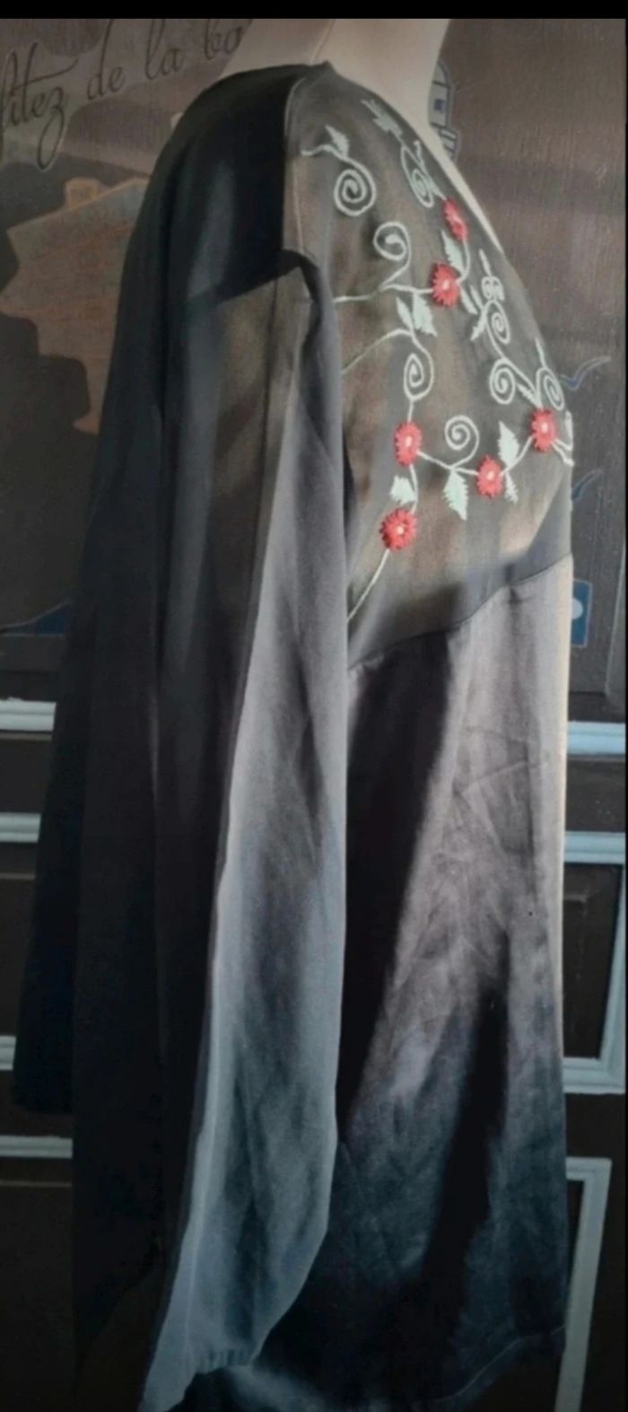 Blouse noir avec broderie taille 52-54 - photo numéro 3