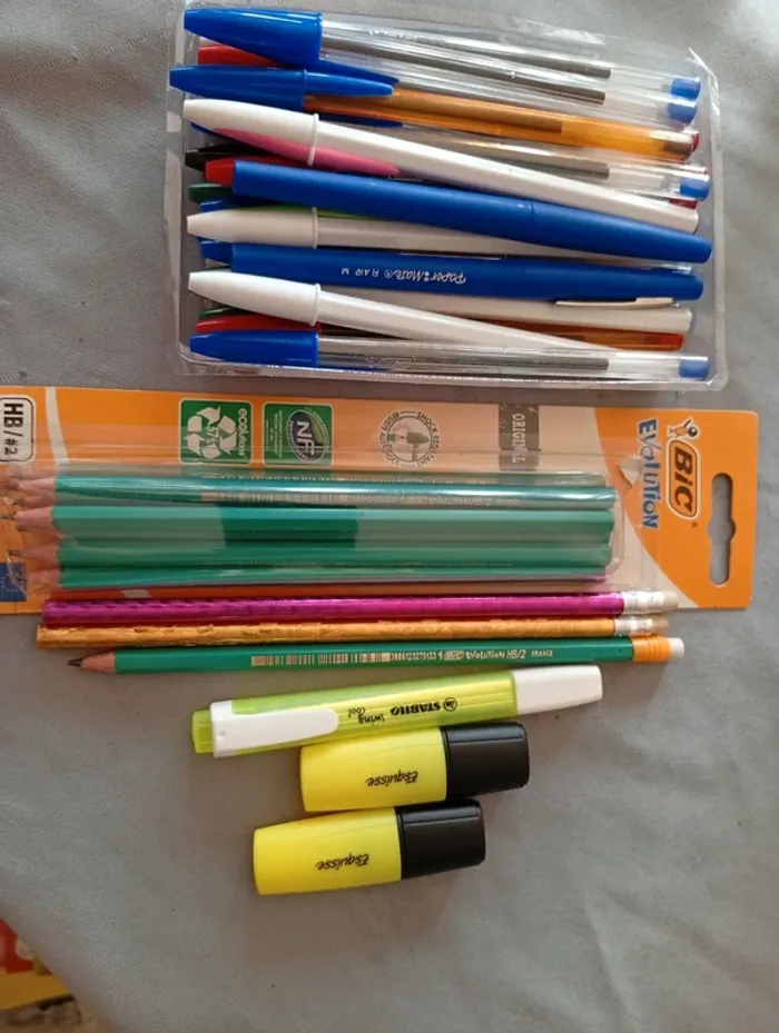Gros lot de fournitures scolaires