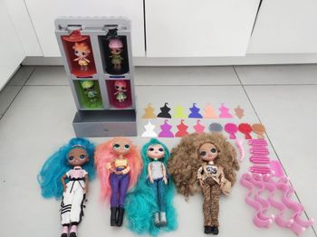 Lot poupées LOL OMG et accessoires, présentoir