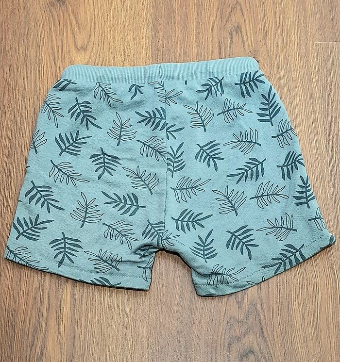 Short enfant garçon Kiabi – 24 mois / 2 ans – gris vert – motif feuilles & branches - photo numéro 7