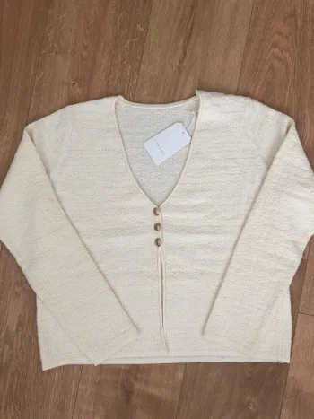 Haut petit pull beige bouton doré tendance été