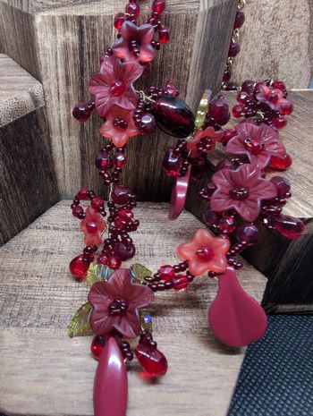 Collier en métal émaillé – Bijou coloré élégant – Style tendance et intemporel – Ajustable

