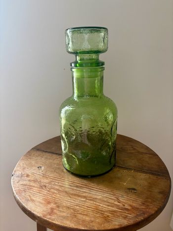 Vintage belle bouteille carafe en verre épais alvéolé verte