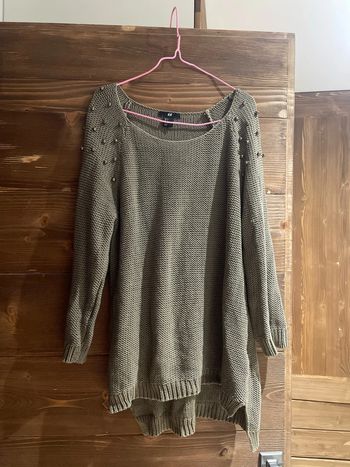 Pull léger kaki avec clous sur les épaules