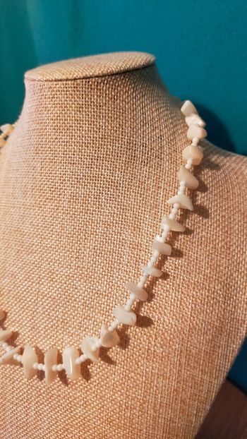 ollier vintage en nacre véritable – Collection Terres d’Ailleurs