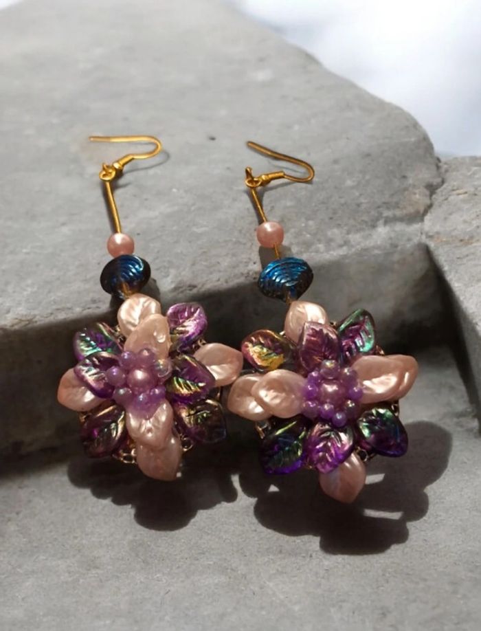 Boucles d'oreilles pendante violette et rose - photo numéro 2
