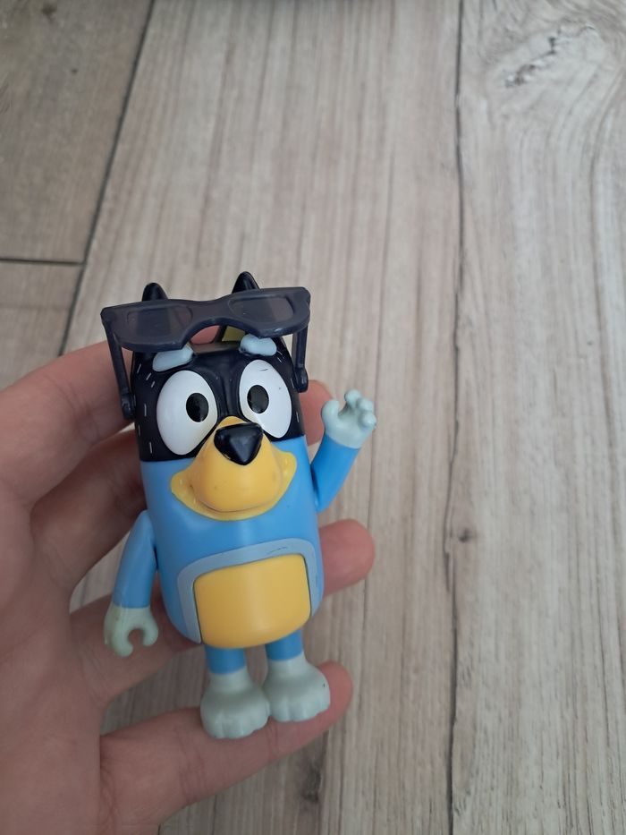 Figurine papa de bluey : bandit et ses lunettes de soleil - photo numéro 3