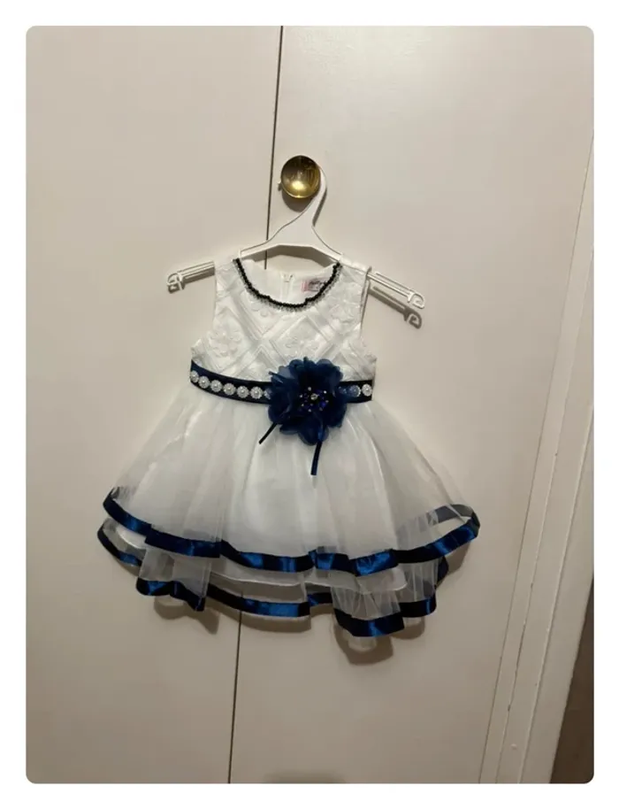 Robe festive blanche et bleue