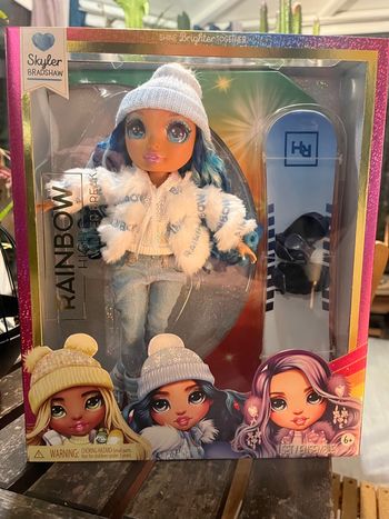 Rainbow high winter vrai bleu neuf scellé