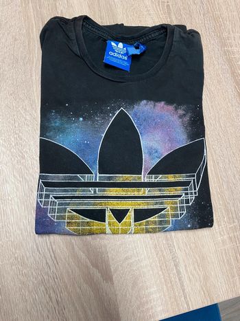 T shirt adidas noir a motif