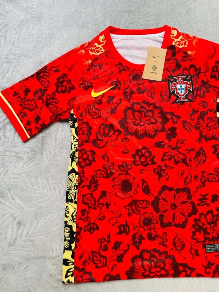 Maillot concept foot Portugal rouge fleurs  taille S - photo numéro 2