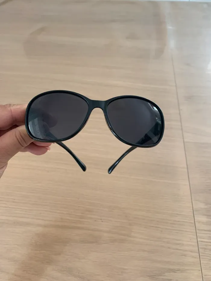 Lunettes noires - photo numéro 2