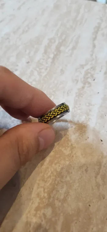 Bague acier argentée avec motif chaîne noir/jaune – Taille 20 - Neuf