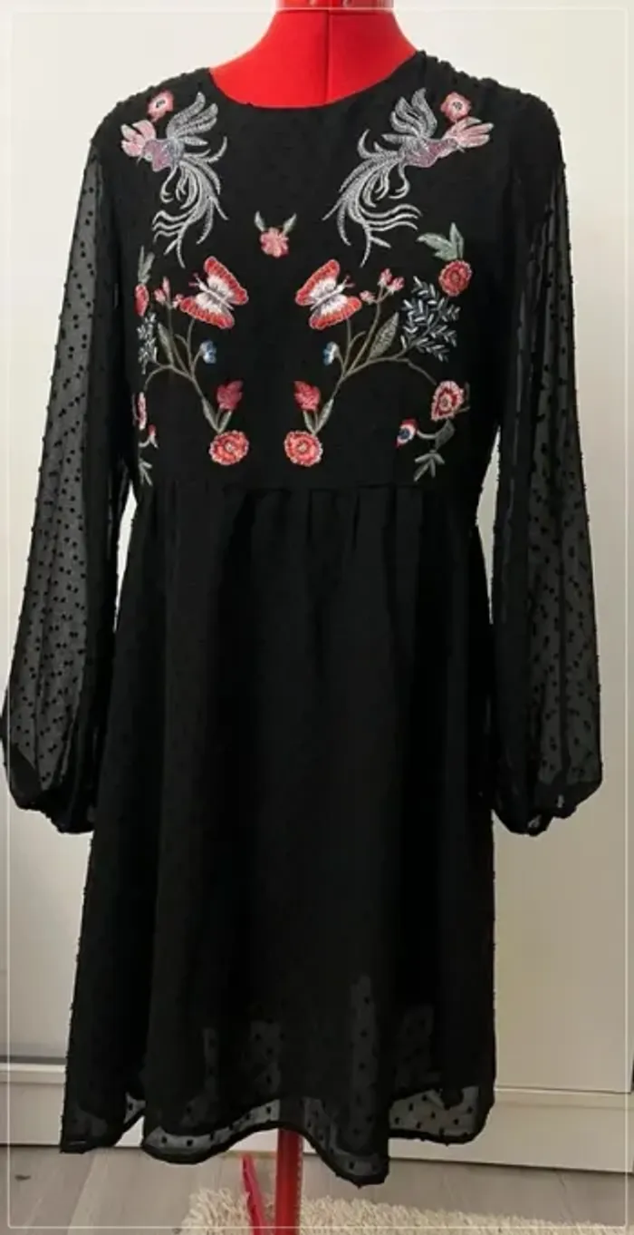 Robe brodée fleurie noire plumetis Nov Mod