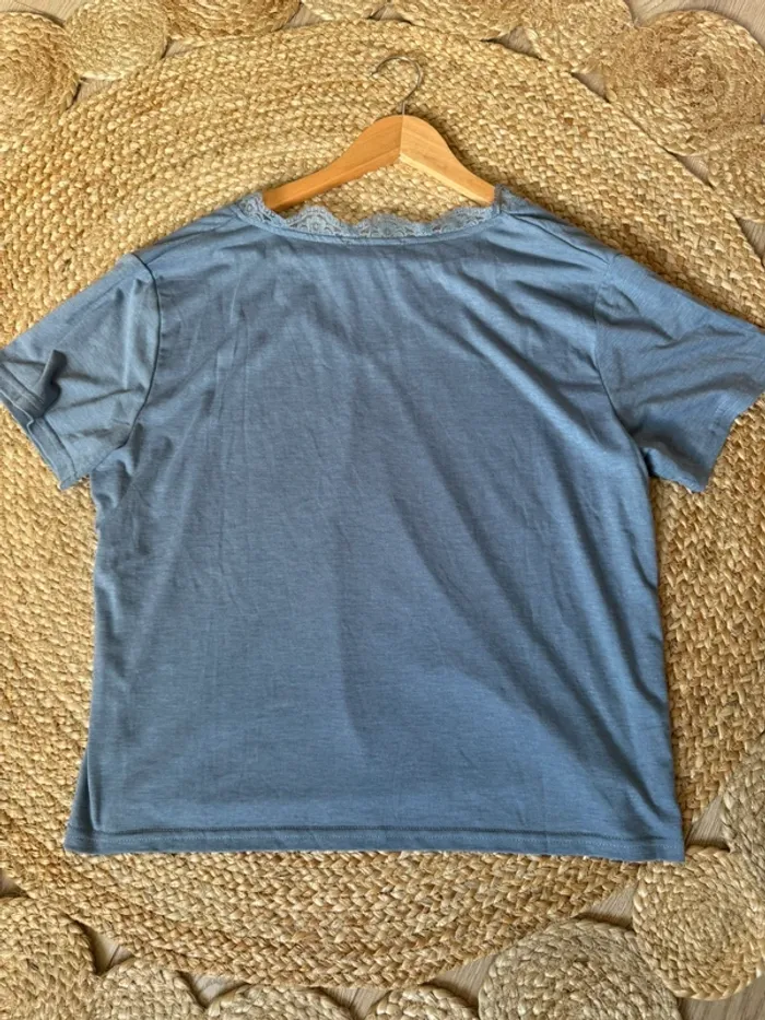 T-shirt bleu et dentelle - photo numéro 5