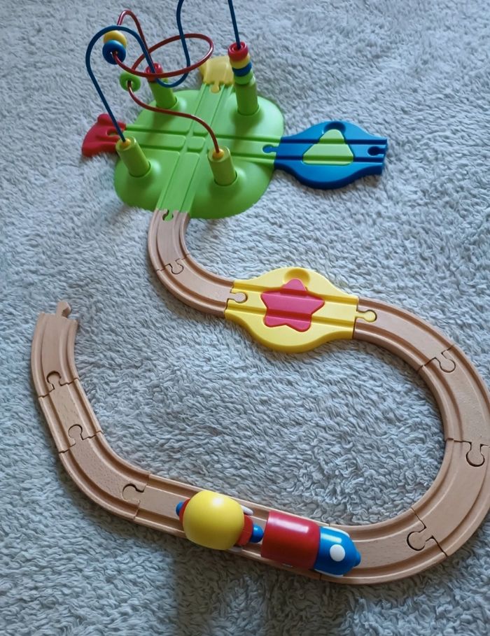 Circuit train bois avec centre d’activités 🚂🌈 - photo numéro 3