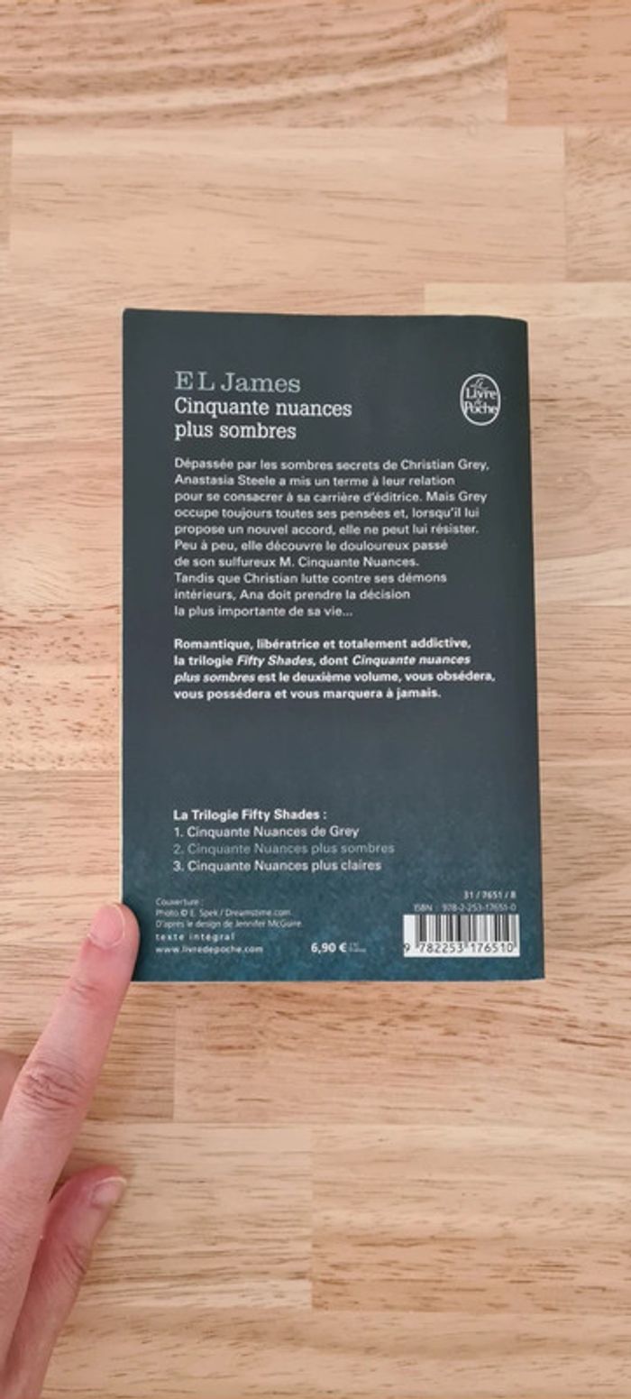 Cinquante nuances plus sombres - photo numéro 2